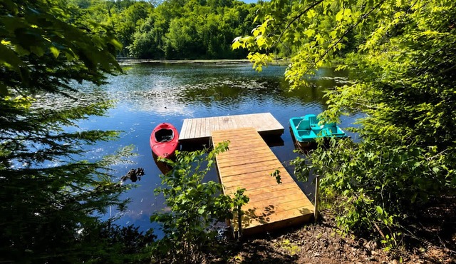 La Maison Magique- Private Hot Tub & Lake Access!