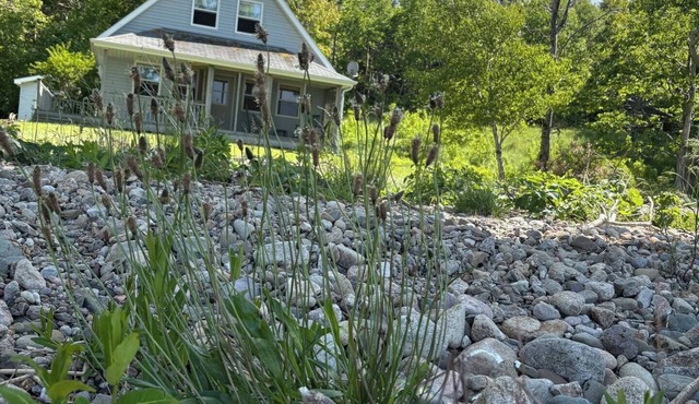 Lake Ainslie Beachfront Cottage