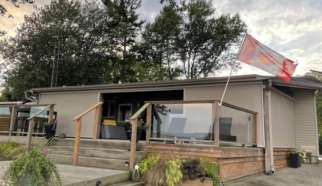LAKE ERIE WATERFRONT COTTAGE. SLEEPS UP TO 7, JUST BRING YOUR BATHING SUIT.