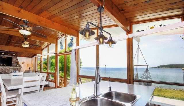 Lake Front Cottage only 4 minutes from Gore Bay