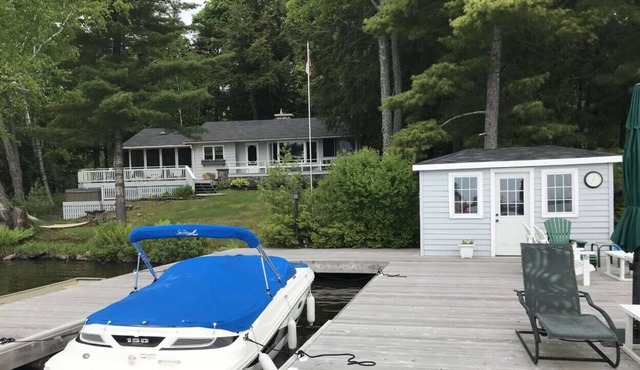 Lake Rosseau South Facing Child Friendly Cottage: Muskoka Room, Hot Tub, Beach