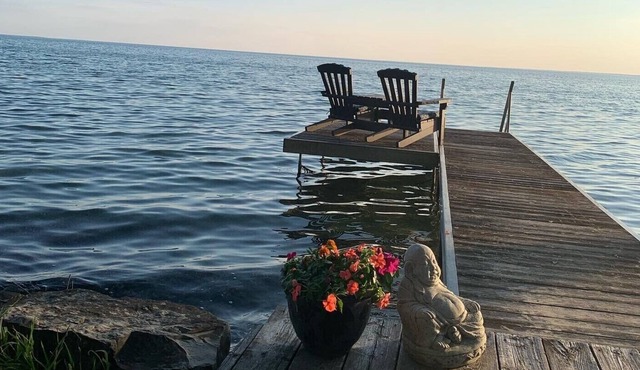 Lake simcoe 3bdrm waterfront cottage