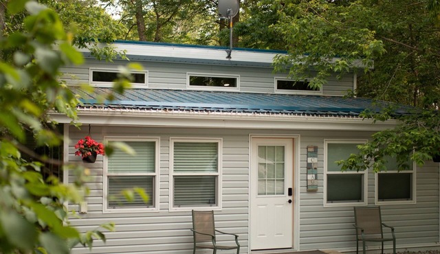Lake Winnipeg All Season Cozy Cottage with Outdoor Cedar Sauna