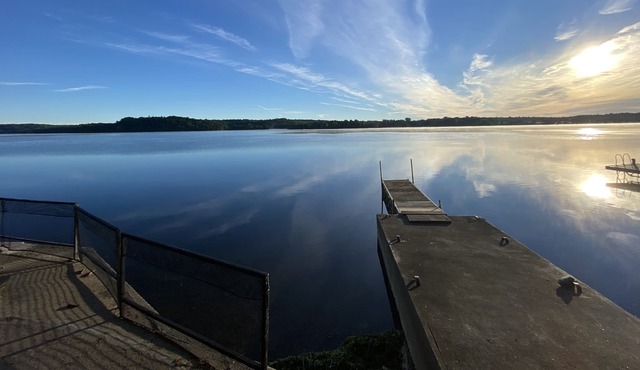 Lakefront 3 Bedroom Cottage on quiet dead-end street