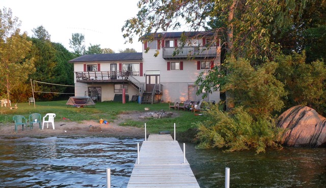 Lakefront 7-Bedroom Cottage