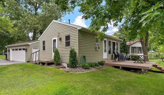 Lakefront Cabin - Paddleboat, Paddleboards & Fishing Dock Included. Pet friendly