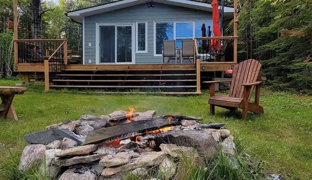 Lakefront Cabin w/Private Beach, Deck, Veranda & Full Kitchen – Pet Friendly