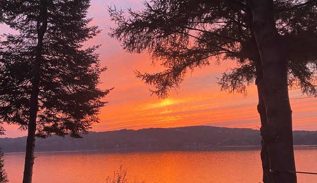 Lakefront Cottage close to ski slopes in the Eastern Townships