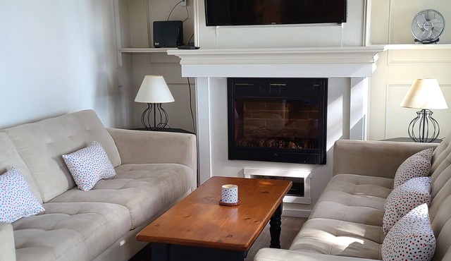 Lakefront cottage - Erie Breeze w/wifi & sat.tv.