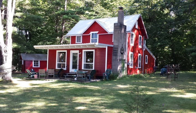 Lakefront Cottage in Private Setting!