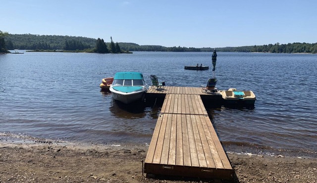 Lakefront cottage on Oxtongue Lake near Algonquin Park