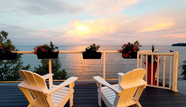 Lakefront Cottage/ Private Beach