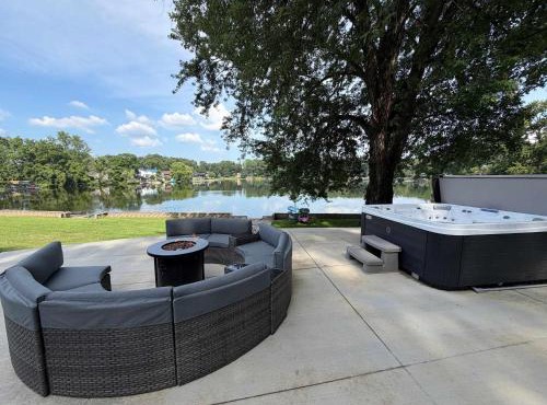 Lakefront Escape- Hot Tub & Putt-Putt