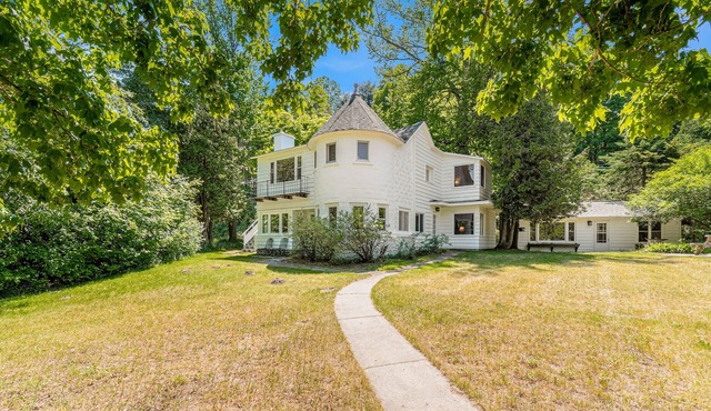 Lakefront historic cottage with firepit, basketball court access, & kayaks