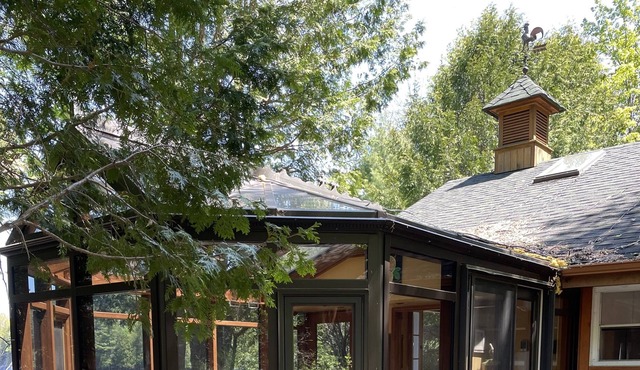 Lakefront resort with Jacuzzi, Gazebos, garages, cabins, Treehouse, Ponton
