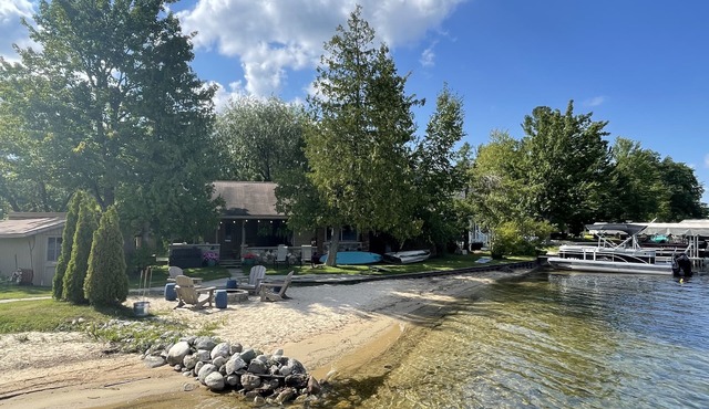 LAKEFRONT RETREAT WITH KAYAK AND PADDLE BOARDS, LONG LAKE, TRAVERSE CITY