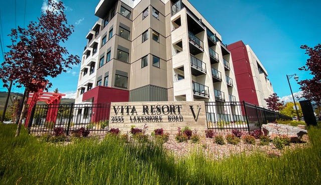Lakefront Top Floor Suite w/ resort amenities