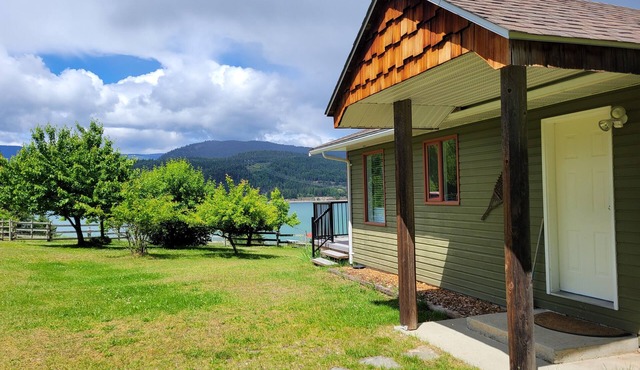 Lakeshore Cottage with Sandy Beach on Arrow Lake