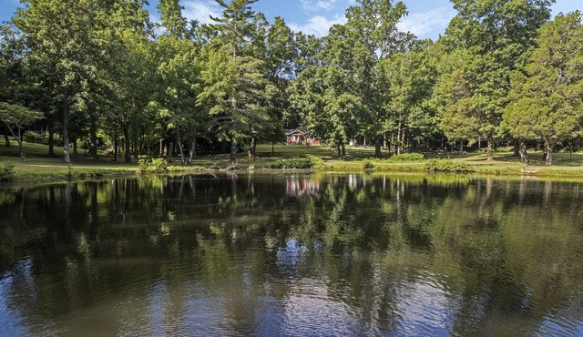 Lakeside, 2-Bedroom Cottage with Fire Pit in Dickson