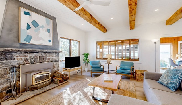Lakeside Bliss: Charming Retreat with Spectacular Views & Waterfront Location