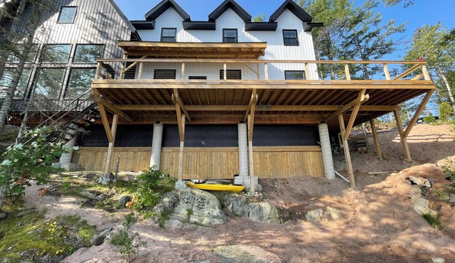 Lakeside cottage at Upper Island Lake