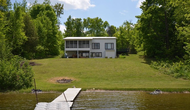 Lakeside cottage rental CITQ registration #300046