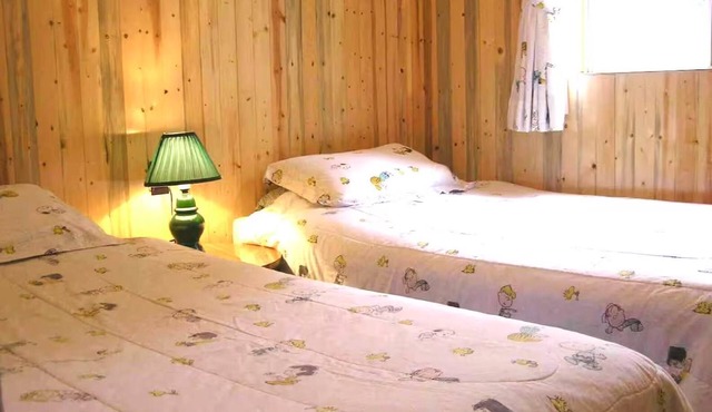 Lakeside Cottage with Boat BBQ Firepit Swimming Pet Friendly for 6 Family Escape