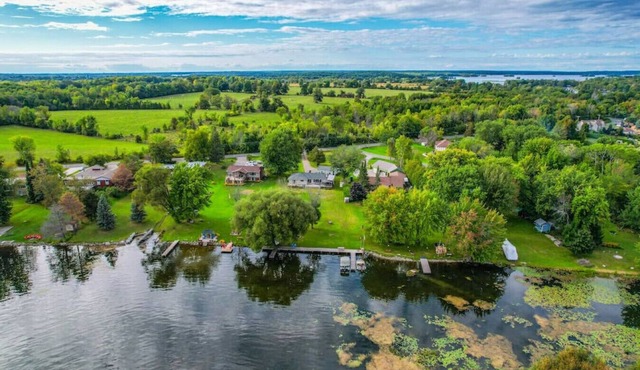 Lakeside Living: *BBQ Fun, Boat Deck & Playground*