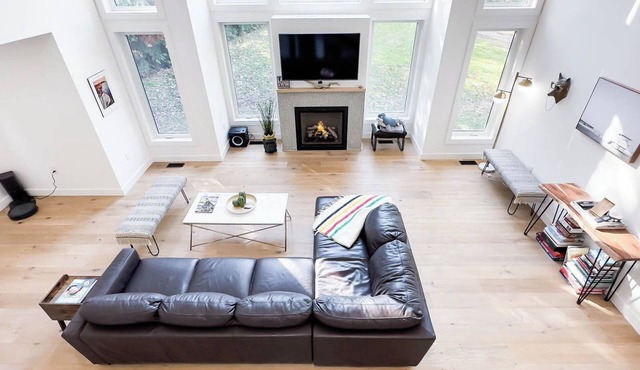 Lakeside Luxury: King Bed, Gas Fireplace