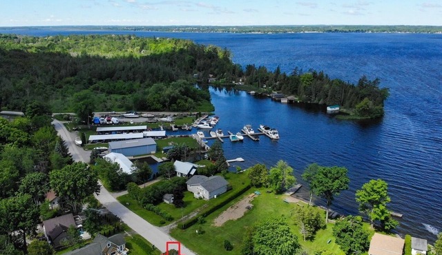 Lakeview 2BR for 5 People with Sandy Beach Park for Fishing,/Swimming/Boating