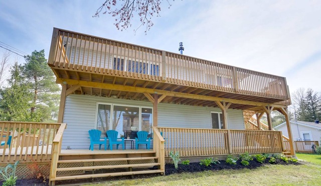 Large 3 Bedroom Cottage with Lake Views