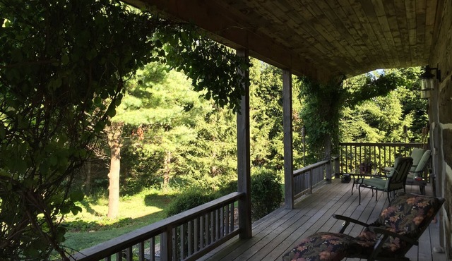 *LARGE COUNTRY HOUSE ON 50 ACRES. ROOM FOR YOUR HORSES.