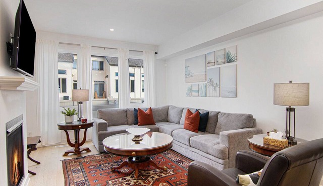 Large family home: Downtown. Airport. Shops. River.