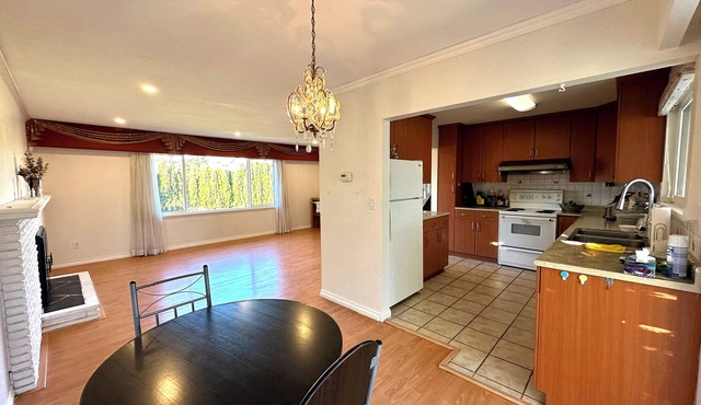 Large House 5 Bedrooms with Kitchen & Laundry Near YVR Airport & Transit