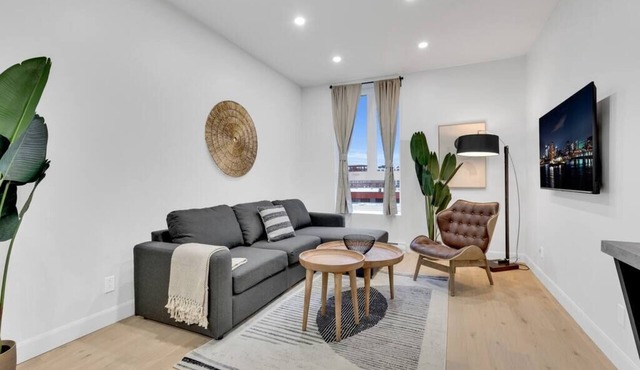 Large renovated 1 bedroom, king bed, sleep 4