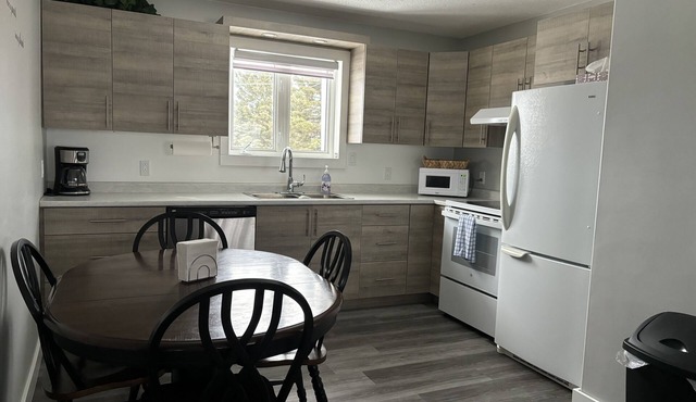 Le Lodge - 4 beds, 2 bath Newly Renovated Home