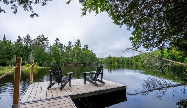Le Petit Renard - Waterfront Retreat with Hot Tub, 45 min to Mont-Tremblant!