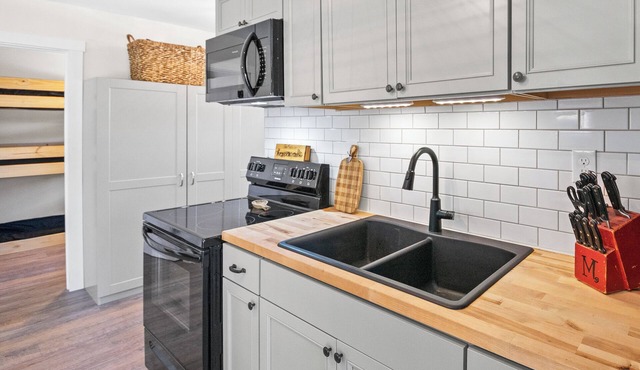 Leisure Escape - updated cottage right in Silver Lake