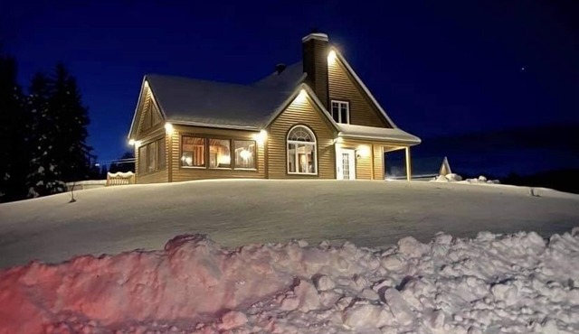 Les Montagnards, heated pool, game room, firepit/veranda,easy access to ski