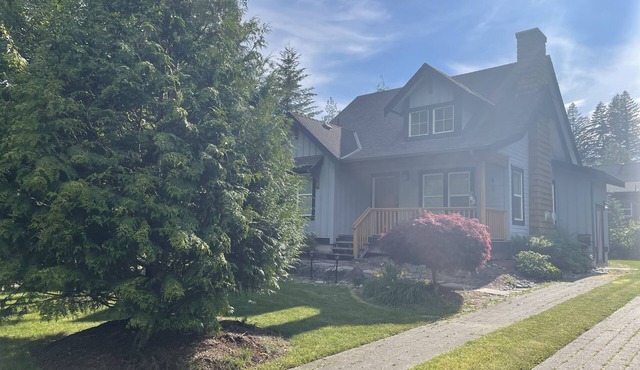 Lindell Beach Retreat with amazing amenities and walking distance to Cultus Lake