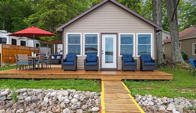 Little Platte Lake Cottage - Lakefront w/Kayaks! Near Sleeping Bear Dunes