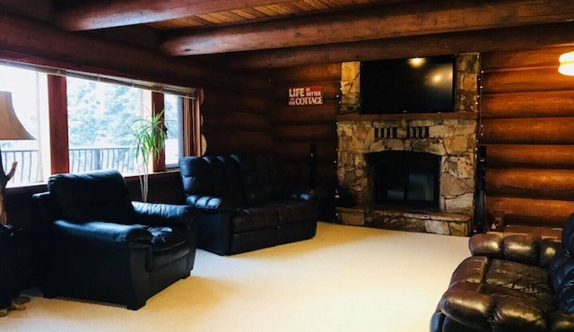 Log Home on Kootenay Lake, 3 bdrm, 2 bath, 2 king beds and 1 queen, Hot Tub.