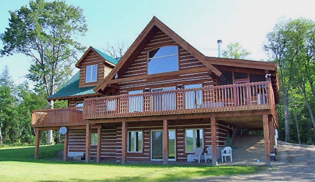 Log Home On Private Lake With 300 Acres, 8 Km Of Nature Trails And Inground Pool