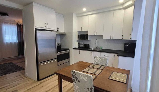 Logement /Appartement 4 1/2 Près de Toutes les Commodités Pour 31 Jours et Plus