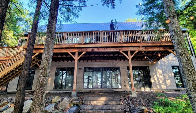 Loon Lookout: Modern Lakefront Cottage on 22 Acres – Seguin Summer Escape