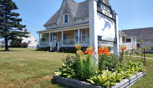 Lots of room for friends or families. A peaceful and roomy 3 bedroom apartment.