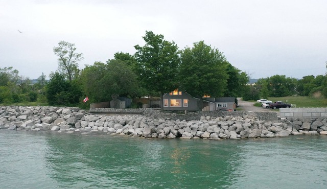Love on the Lake – Romantic Lakefront Updated Cottage with Private Beach