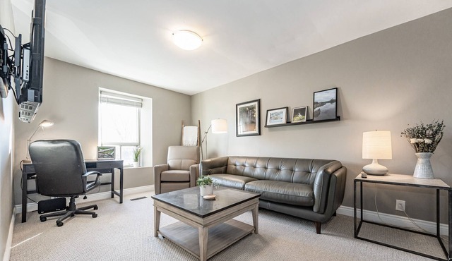 Lovely 2-Bedroom Suite with King Bed and Fast Wifi