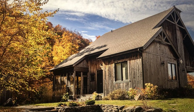 Lovely 5 Bdr chalet, private lake in Bolton Est