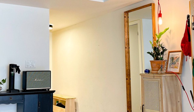 Lovely condo in Liberty Village with home office & parking